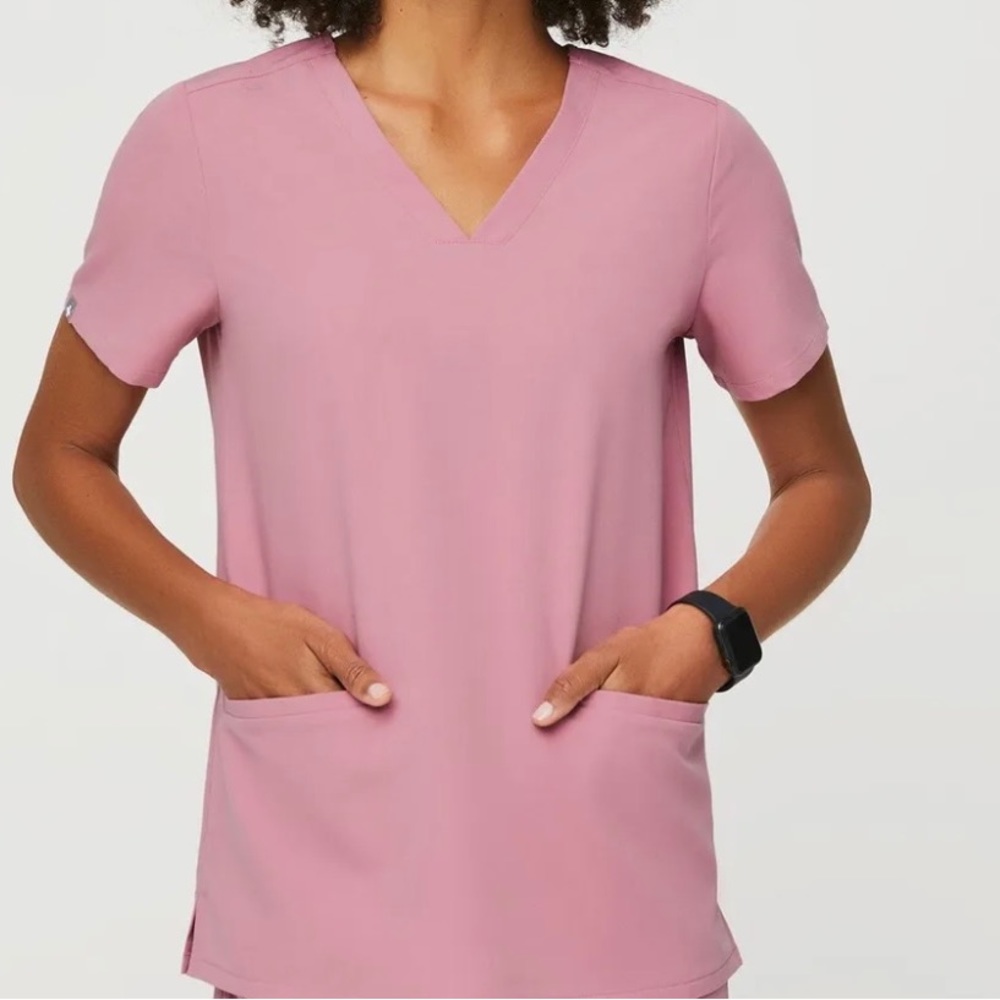 Casma Figs Scrub Top Chalk Pink